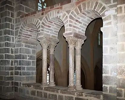 Baies de la tribune du narthex.