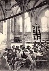 Le réfectoire du personnel du Scottish Women's Hospital, installé à Royaumont pendant la Première Guerre mondiale.