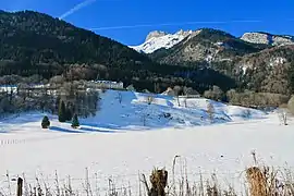 Abbaye de Tamié depuis la route du col, en arrière-plan la Sambuy.