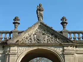 Fronton de l'entrée