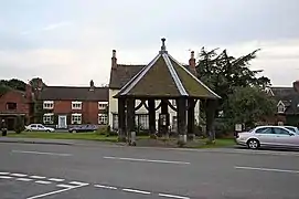 Photo d'un édicule situé au bord d'une route goudronnée
