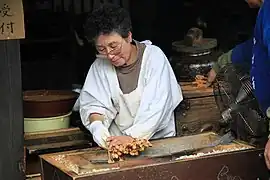 Fabrication de l'aburi-mochi dans l'Imamiya-jinja