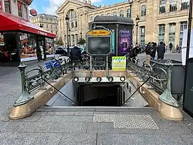 Accès de la station devant la gare SNCF.