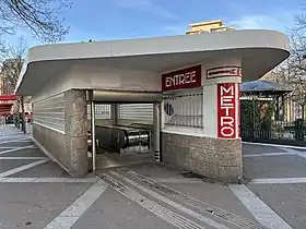 Entrée de la station, de style Art déco.