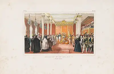 Un homme couvert d'une cape rouge, portant un sceptre dans la main droite, est assis sur un trône entouré d'hommes en uniforme militaire. Une assemblée nombreuse le regarde et soulève leurs couvre-chefs