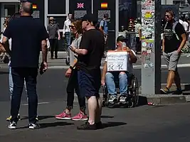Acquaiolo à Checkpoint Charlie, en 2022
