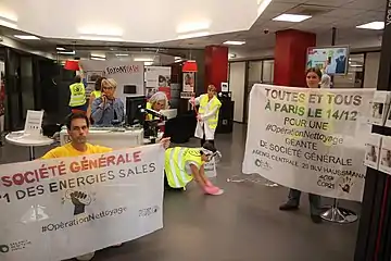 Activistes d'ANV-COP21 "nettoyant" une agence Société générale au Mans