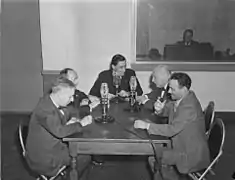 Le 22 février 1945, l'animateur Roger Baulu avec un groupe de quatre invités en studio durant l'émission Le Mot s.v.p. diffusée par C.B.C. (Radio-Canada) à Montréal.