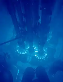 Faisceau lumineux bleu.