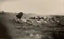 Photographie noir et blanc des restes calcinés dans un avion.