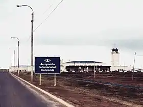 L’aéroport vu de la piste d’accès