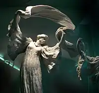 Danseuse à l’écharpe, pied gauche levé (détail), 1898, biscuit de Sèvres, musée de La Piscine à Roubaix. Le thème de la danseuse à l’écharpe a été un sujet de variations pour Agathon Léonard.