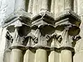 Chapiteaux du portail.