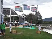 Trois drapeaux au-dessus d'un podium