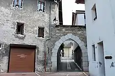 La dernière des trois portes à arc brisé de l'enceinte.