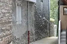 Rue suivant l'ancien tracé de l'enceinte médiévale.