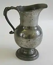 Aiguière en casque sur piédouche (1re moitié du XVIIIe siècle [?]).