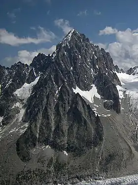Vue du versant sud-ouest de l'aiguille du Chardonnet dominant le glacier d'Argentière