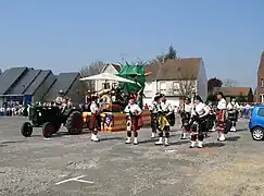 Un "pipe band" (fanfare de joueurs de cornemuse) et un char.