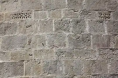 Pierres ornementales et marques de tâcherons au chevet de la cathédrale.