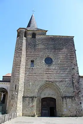 La façade avec les étapes successives de construction (XIIIe, XIVe et XVIIIe siècles).