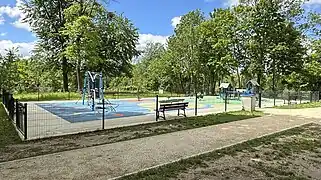 Aire de jeux vigneusienne dans l'Île de loisirs du Port-aux-Cerises.