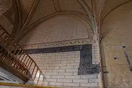 La litre funéraire sur le mur nord.