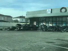Supermarché Aldi entouré de pneu
