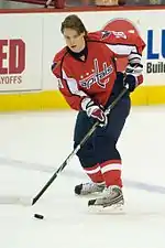 Photographie de Siomine avec le maillot rouge des Capitals