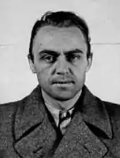 Portrait, de face, d'un homme portant un pardessus.