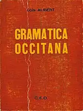 Photographie en couleurs de la couverture d'un livre rouge.