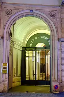 Allée du Philosophe le soir.