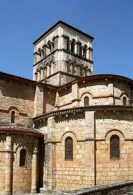 Le clocher et les chapelles.