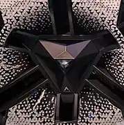 Enjoliveur de roue d'une voiture bleue.