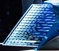 Feu arrière d'une voiture bleue.