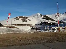 Vue du manche à air et de la station météorologique de l'altiport de Peyresourde-Balestas.