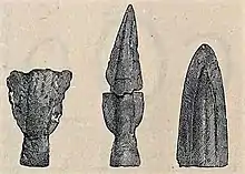 Dessins en noir et blancs de pointes d'armes antiques.