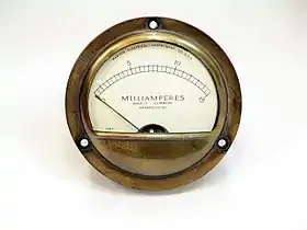 Un ancien ampèremètre mesurant des courants électriques jusqu'à 15 mA.