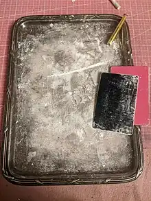 Amphétamine sous forme de poudre préparée sur un support afin d'être prisée.