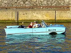 Une Amphicar dans le port de Stuttgart.