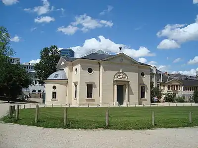 À proximité de l'hôtel de Magny se trouve l'amphithéâtre d'Edme Verniquet, que Buffon fit élever en 1788.