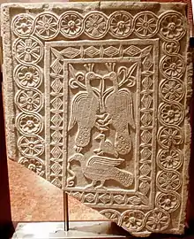 Panneau de marbre byzantin : croix grecque et paons affrontés. Église d'Agios Gregorios le Théologien, Thèbes. 871/872 apr. J.-C..