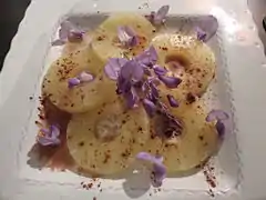 Carpaccio d'Ananas, cannelle, eau de fleur d'oranger, et glycine de chine