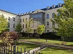 Aile de l'Hôtel-Dieu d'Étampes (la verrière est un ajout postérieur (1910) reconstitué vers 2010).