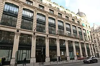 No 34 : ancien siège de Saint Frères.