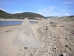 Ancien panneau de signalisation de la D9, dévoilé par la baisse de l'eau du lac de Caramany