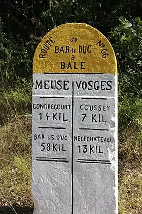 Grande borne de pierre de l'ancienne route nationale no 66 de Bar-le-Duc à Bâle