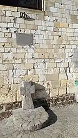 Ancienne collégiale, croix matérialisant l'emplacement du reclusoir.