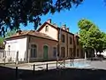 Ancienne gare des Chemins de fer de Provence, côté cour, état actuel. Le bâtiment a peu changé.