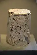 Pyxide en ivoire à décor animalier et floral, Tombe 45 d'Assur. Pergamon Museum.